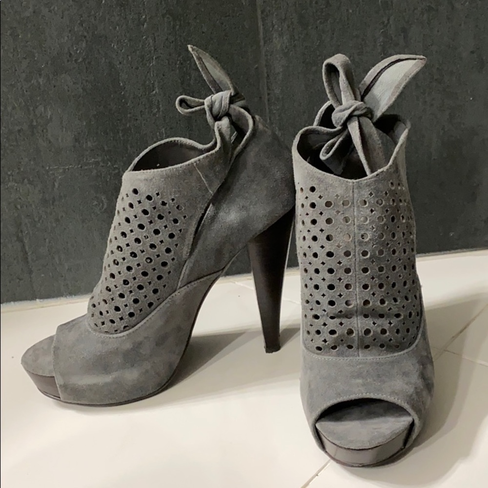 Steve Madden suede Heels
